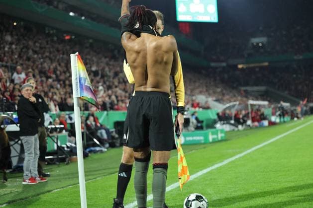 GER, DFB Pokal, 2.Runde, 1. FC Koeln vs. FC Bayern Muenchen 29.10.2025, Rheinenergiestadion, , Koeln, GER, DFB Pokal, 2.Runde, 1. FC Koeln vs. FC Bayern Muenchen, im Bild: Michael Olise (Bayern Muenchen 17), zieht waehrend des Spiels sein Unterhemd aus