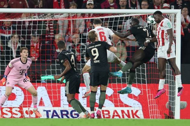 GER, DFB Pokal, 2.Runde, 1. FC Koeln vs. FC Bayern Muenchen 29.10.2025, Rheinenergiestadion, , Koeln, GER, DFB Pokal, 2.Runde, 1. FC Koeln vs. FC Bayern Muenchen, im Bild: 1:0 fuer Koeln Ragnar Ache (FC Koeln 9), Kopfball