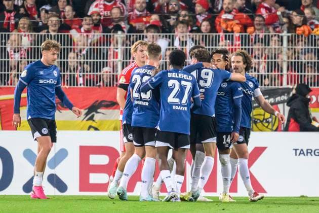 im Bild v.l.: Tor, Treffer, Jubel, Torjubel, Freude, Begeisterung, feiert, nach 1:1 Ausgleich, GER, Berlin, 1. FC Union Berlin vs. Arminia Bielefeld - (DFB Pokal), Bundesliga, Fussball, DFB, Spielzeit 2025 2026, Alte Foersterei, DFB DFL REGULATIONS PROHIBIT ANY USE OF PHOTOGRAPHS AS IMAGE SEQUENCES AND OR QUASI-VIDEO, 29.10.25, Copyright: HMBxMedia UwexKoch