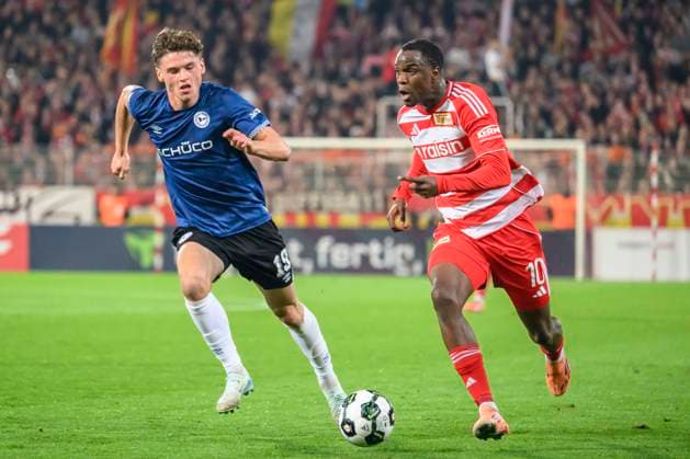 im Bild v.l.: Maximilian Grosser (Arminia Bielefeld, 19), Ilyas Ansah (1.FC Union), Zweikampf, Action, Kampf, kaempft um den Ball, GER, Berlin, 1. FC Union Berlin vs. Arminia Bielefeld - (DFB Pokal), Bundesliga, Fussball, DFB, Spielzeit 2025 2026, Alte Foersterei, DFB DFL REGULATIONS PROHIBIT ANY USE OF PHOTOGRAPHS AS IMAGE SEQUENCES AND OR QUASI-VIDEO, 29.10.25, Copyright: HMBxMedia UwexKoch