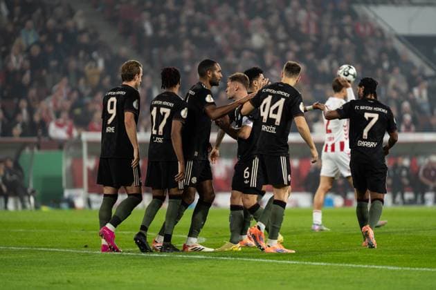 GER, DFB-Pokal 2. Runde, 1. FC Köln vs FC Bayern München Muenchen 29.10.2025, RheinEnergieSTADION, Köln, GER, DFB-Pokal 2. Runde, 1. FC Köln vs FC Bayern München Muenchen im Bild: Tor, Torjubel zum 1:1 durch Luis Diaz Luis Diaz (FC Bayern München Muenchen, 14) Josip StaniÅ¡ić Stanisic (FC Bayern München Muenchen, 44) Aleksandar Pavlović Pavlovic (FC Bayern München Muenchen, 45) Serge Gnabry (FC Bayern München Muenchen, 7) Jonathan Tah (FC Bayern München Muenchen, 4) Harry Kane (FC Bayern München Muenchen, 9) Joshua Kimmich (FC Bayern München Muenchen, 6)