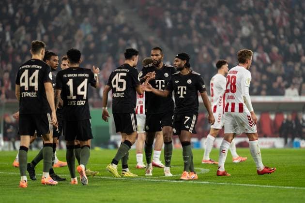 GER, DFB-Pokal 2. Runde, 1. FC Köln vs FC Bayern München Muenchen 29.10.2025, RheinEnergieSTADION, Köln, GER, DFB-Pokal 2. Runde, 1. FC Köln vs FC Bayern München Muenchen im Bild: Tor, Torjubel zum 1:1 durch Luis Diaz Luis Diaz (FC Bayern München Muenchen, 14) Josip StaniÅ¡ić Stanisic (FC Bayern München Muenchen, 44) Aleksandar Pavlović Pavlovic (FC Bayern München Muenchen, 45) Serge Gnabry (FC Bayern München Muenchen, 7) Jonathan Tah (FC Bayern München Muenchen, 4)