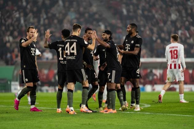 GER, DFB-Pokal 2. Runde, 1. FC Köln vs FC Bayern München Muenchen 29.10.2025, RheinEnergieSTADION, Köln, GER, DFB-Pokal 2. Runde, 1. FC Köln vs FC Bayern München Muenchen im Bild: Tor, Torjubel zum 1:1 durch Luis Diaz Luis Diaz (FC Bayern München Muenchen, 14) Josip StaniÅ¡ić Stanisic (FC Bayern München Muenchen, 44) Aleksandar Pavlović Pavlovic (FC Bayern München Muenchen, 45) Serge Gnabry (FC Bayern München Muenchen, 7) Jonathan Tah (FC Bayern München Muenchen, 4) Harry Kane (FC Bayern München Muenchen, 9)