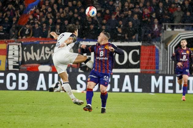 Lindrit Kamberi (FC Zürich, 02) und Xherdan Shaqiri (FC Basel, 10) beim Kopfballduell , Schweiz, Fussball, Super League, 11.Spieltag, 2025 2026, FC Basel 1893 vs. FC Zürich, 29.10.2025, Sankt Jakob Park, Basel, Schweiz Basel Sankt Jakob Park Kanton Basel Stadt Schweiz Copyright: xGrantxHubbsx