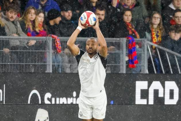 Matthias Phaeton (FC Zürich, 17) beim Einwurf , Schweiz, Fussball, Super League, 11.Spieltag, 2025 2026, FC Basel 1893 vs. FC Zürich, 29.10.2025, Sankt Jakob Park, Basel, Schweiz Basel Sankt Jakob Park Kanton Basel Stadt Schweiz Copyright: xGrantxHubbsx