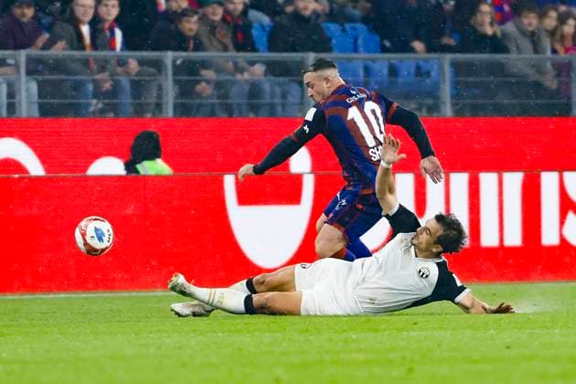Xherdan Shaqiri (FC Basel, 10) und Lindrit Kamberi (FC Zürich, 02) im Zweikampf , Schweiz, Fussball, Super League, 11.Spieltag, 2025 2026, FC Basel 1893 vs. FC Zürich, 29.10.2025, Sankt Jakob Park, Basel, Schweiz Basel Sankt Jakob Park Kanton Basel Stadt Schweiz Copyright: xGrantxHubbsx