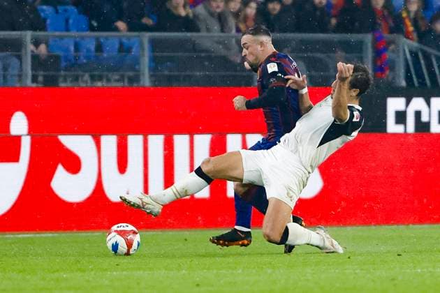 Xherdan Shaqiri (FC Basel, 10) und Lindrit Kamberi (FC Zürich, 02) im Zweikampf , Schweiz, Fussball, Super League, 11.Spieltag, 2025 2026, FC Basel 1893 vs. FC Zürich, 29.10.2025, Sankt Jakob Park, Basel, Schweiz Basel Sankt Jakob Park Kanton Basel Stadt Schweiz Copyright: xGrantxHubbsx