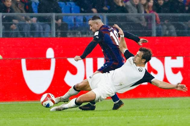 Xherdan Shaqiri (FC Basel, 10) und Lindrit Kamberi (FC Zürich, 02) im Zweikampf , Schweiz, Fussball, Super League, 11.Spieltag, 2025 2026, FC Basel 1893 vs. FC Zürich, 29.10.2025, Sankt Jakob Park, Basel, Schweiz Basel Sankt Jakob Park Kanton Basel Stadt Schweiz Copyright: xGrantxHubbsx