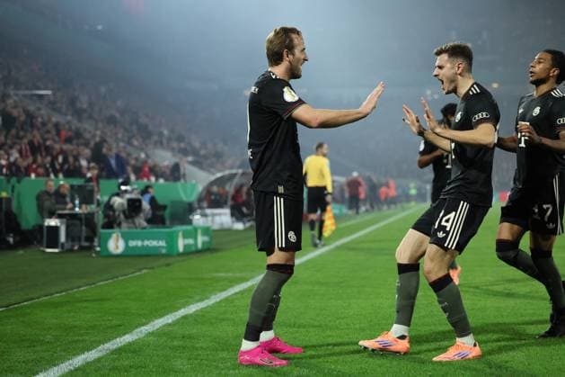 GER, DFB Pokal, 2.Runde, 1. FC Koeln vs. FC Bayern Muenchen 29.10.2025, Rheinenergiestadion, , Koeln, GER, DFB Pokal, 2.Runde, 1. FC Koeln vs. FC Bayern Muenchen, im Bild: 2:1 fuer Bayern durch Harry Kane (Bayern Muenchen 9), Torjubel Jubel Jubellauf, Luis Diaz (Bayern Muenchen 14), Serge Gnabry (Bayern Muenchen 7),