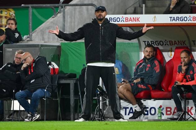 Vincent Kompany (FC Bayern München, Trainer) gestikuliert, GER, 1. FC Köln vs FC Bayern München, Fussball, DFB Pokal, 2. Runde, Saison 2025 2026, 29.10.2025. DFB regulations prohibit any use of photographs as image sequences and or quasi-video GER, 1. FC Köln vs FC Bayern München, Fussball, DFB Pokal, 2. Runde, Saison 2025 2026, 29.10.2025. Köln Copyright: xEibner-Pressefoto FlorianxWiegandx EP_FWD