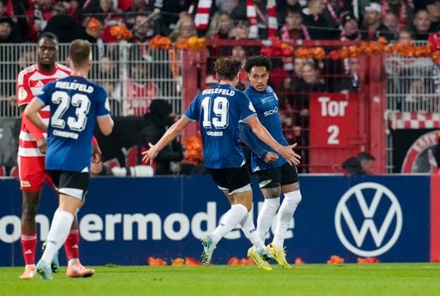 Spieler von DSC Arminia Bielefeld feiern das Tor zum 1:1. GER, 1. FC Union Berlin vs DSC Arminia Bielefeld, Fussball, DFB-Pokal, 2. Runde, Saison 2025 2026, 29.10.2025 DFL REGULATIONS PROHIBIT ANY USE OF PHOTOGRAPHS AS IMAGE SEQUENCES AND OR QUASI-VIDEO GER, 1. FC Union Berlin vs DSC Arminia Bielefeld, Fussball, DFB-Pokal, 2. Runde, Saison 2025 2026, 29.10.2025 Berlin Copyright: xEibner-Pressefoto ScottxColemanx EP_SCN
