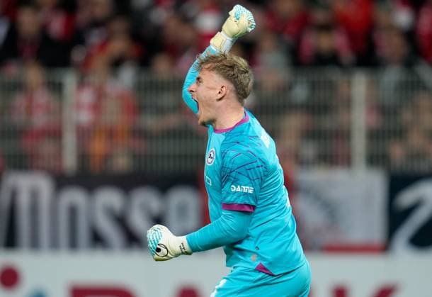 Jonas Kersken (DSC Arminia Bielefeld, 1) reagiert nach einem Spielzug. GER, 1. FC Union Berlin vs DSC Arminia Bielefeld, Fussball, DFB-Pokal, 2. Runde, Saison 2025 2026, 29.10.2025 DFL REGULATIONS PROHIBIT ANY USE OF PHOTOGRAPHS AS IMAGE SEQUENCES AND OR QUASI-VIDEO GER, 1. FC Union Berlin vs DSC Arminia Bielefeld, Fussball, DFB-Pokal, 2. Runde, Saison 2025 2026, 29.10.2025 Berlin Copyright: xEibner-Pressefoto ScottxColemanx EP_SCN