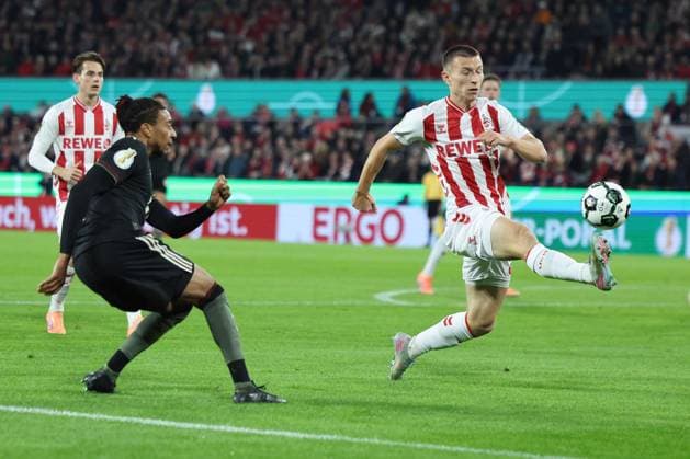 GER, DFB Pokal, 2.Runde, 1. FC Koeln vs. FC Bayern Muenchen 29.10.2025, Rheinenergiestadion, , Koeln, GER, DFB Pokal, 2.Runde, 1. FC Koeln vs. FC Bayern Muenchen, im Bild: Marius Bülter Buelter (FC Koeln 30), im Zweikampf gegen Michael Olise (Bayern Muenchen 17),