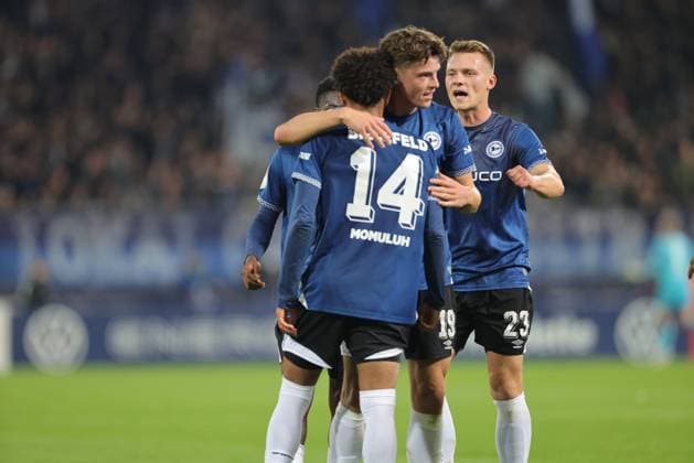 Union Berlin vs Arminia Bielefeld, 29.10.2025 BERLIN, GERMANY - OCTOBER 29: goal, celebration, cheering. Monju Momuluh (Arminia Bielefeld, 14) celebrates scoring the 1:1 goal with his teammates Maximilian Großer (Arminia Bielefeld, 19) and Leon Schneider (Arminia Bielefeld, 23) , during the DFB Cup DFB Pokal match (round 2) between Union Berlin vs Arminia Bielefeld at Stadion an der alten Försterei on October 29, 2025 in Berlin, Germany. DFL REGULATIONS PROHIBIT ANY USE OF PHOTOGRAPHS AS IMAGE SEQUENCES AND OR QUASI-VIDEO. Copyright: xBEAUTIFULxSPORTS Frankex