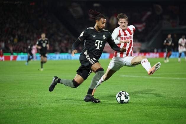 GER, DFB Pokal, 2.Runde, 1. FC Koeln vs. FC Bayern Muenchen 29.10.2025, Rheinenergiestadion, , Koeln, GER, DFB Pokal, 2.Runde, 1. FC Koeln vs. FC Bayern Muenchen, im Bild: Jakub Kaminski (FC Koeln 16), im Zweikampf gegen Michael Olise (Bayern Muenchen 17),