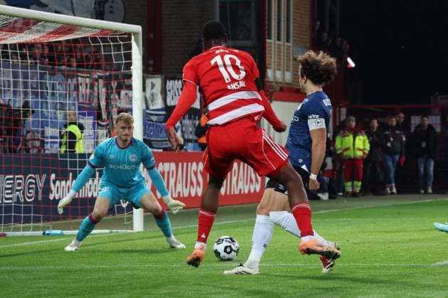 DEU, DFB-POkal, 1.FC Union vs. Bielefeld, 29.10.2025, Stadion Alte Foersterei, Berlin, DEU, DFB-POkal, 1.FC Union vs. Bielefeld, im Bild: Ilyas Ansah (1.FC Union Berlin 10), Jonas Kersken (Arminia Bielefeld 1), MAEL CORBOZ (Arminia Bielefeld 6) DFL - regulations prohibit any use of Photographs as image sequences and or quasi-video