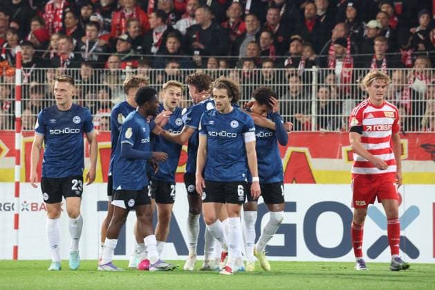 DEU, DFB-POkal, 1.FC Union vs. Bielefeld, 29.10.2025, Stadion Alte Foersterei, Berlin, DEU, DFB-POkal, 1.FC Union vs. Bielefeld, im Bild: 1:1 durch Monja Momuluh (Arminia Bielefeld 14), Bielefelder-Spielerkreis, Tom Rothe (1.FC Union Berlin 15) DFL - regulations prohibit any use of Photographs as image sequences and or quasi-video