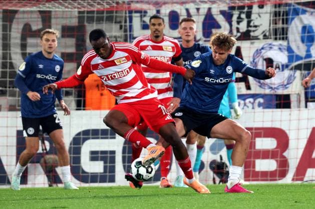 DEU, DFB-POkal, 1.FC Union vs. Bielefeld, 29.10.2025, Stadion Alte Foersterei, Berlin, DEU, DFB-POkal, 1.FC Union vs. Bielefeld, im Bild: Ilyas Ansah (1.FC Union Berlin 10), JOEL GRODOWSKI (Arminia Bielefeld 11) DFL - regulations prohibit any use of Photographs as image sequences and or quasi-video
