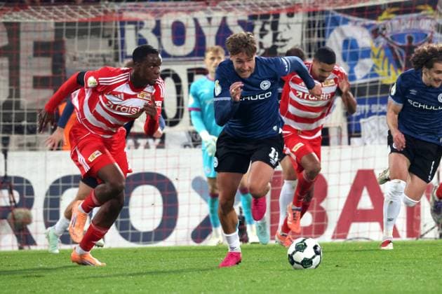 DEU, DFB-POkal, 1.FC Union vs. Bielefeld, 29.10.2025, Stadion Alte Foersterei, Berlin, DEU, DFB-POkal, 1.FC Union vs. Bielefeld, im Bild: Ilyas Ansah (1.FC Union Berlin 10), JOEL GRODOWSKI (Arminia Bielefeld 11) DFL - regulations prohibit any use of Photographs as image sequences and or quasi-video