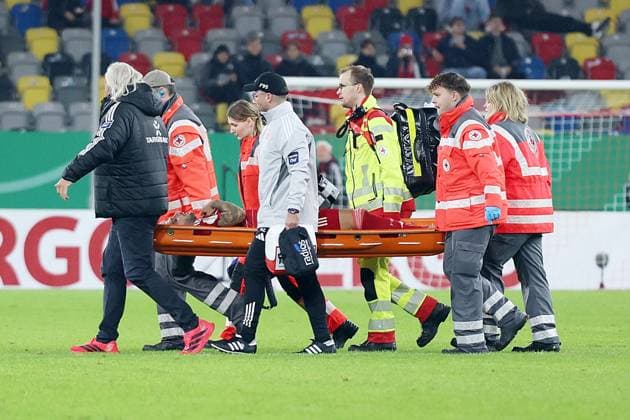 29.10.2025, xrekx, Fussball DFB Pokal 2.Runde, Fortuna Duesseldorf - SC Freiburg v.l. Matthias Zimmermann (Fortuna Duesseldorf) wurde mit der Trage abtransportiert verletzt, Verletzung, Schmerz, Schmerzen, injured, injury, pain, pains (DFL DFB REGULATIONS PROHIBIT ANY USE OF PHOTOGRAPHS as IMAGE SEQUENCES and or QUASI-VIDEO) Duesseldorf