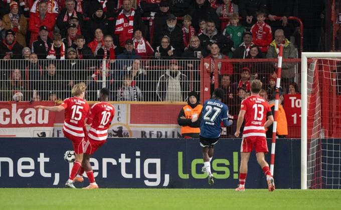 Fußball, Herren, Saison 2025 2026, DFB-Pokal (2. Runde), 1. FC Union Berlin - Arminia Bielefeld, v. l. Tom Rothe (1. FC Union Berlin), Ilyas Ansah (1. FC Union) behindern sich bei einer Chance gegenseitig, Benjamin Boakye (Arminia Bielefeld), Andras Schäfer (1. FC Union), 29.10.2025, Copyright: xMatthiasxKochx