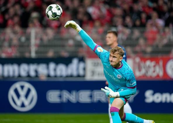 Jonas Kersken (DSC Arminia Bielefeld, 1) bringt den Ball ins Spiel. GER, 1. FC Union Berlin vs DSC Arminia Bielefeld, Fussball, DFB-Pokal, 2. Runde, Saison 2025 2026, 29.10.2025 DFL REGULATIONS PROHIBIT ANY USE OF PHOTOGRAPHS AS IMAGE SEQUENCES AND OR QUASI-VIDEO GER, 1. FC Union Berlin vs DSC Arminia Bielefeld, Fussball, DFB-Pokal, 2. Runde, Saison 2025 2026, 29.10.2025 Berlin Copyright: xEibner-Pressefoto ScottxColemanx EP_SCN