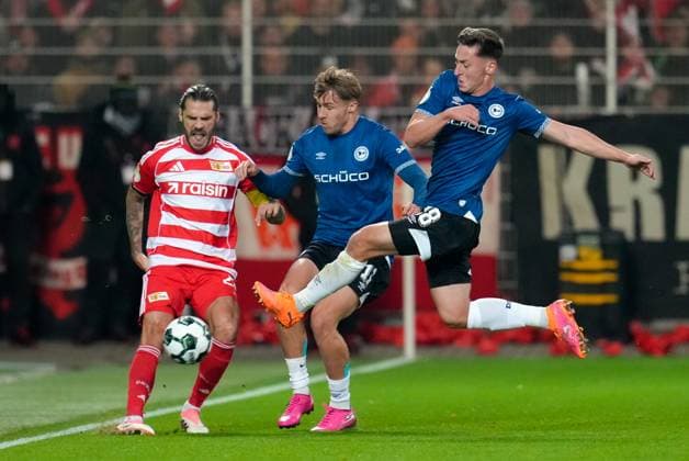Christopher Trimmel (1. FC Union Berlin, 28) gene Joel Grodowski (DSC Arminia Bielefeld, 11) und Marius Woerl (DSC Arminia Bielefeld, 38) GER, 1. FC Union Berlin vs DSC Arminia Bielefeld, Fussball, DFB-Pokal, 2. Runde, Saison 2025 2026, 29.10.2025 DFL REGULATIONS PROHIBIT ANY USE OF PHOTOGRAPHS AS IMAGE SEQUENCES AND OR QUASI-VIDEO GER, 1. FC Union Berlin vs DSC Arminia Bielefeld, Fussball, DFB-Pokal, 2. Runde, Saison 2025 2026, 29.10.2025 Berlin Copyright: xEibner-Pressefoto ScottxColemanx EP_SCN