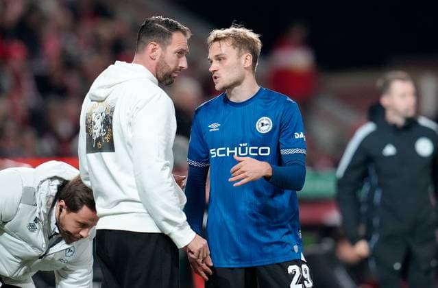 Frank Krampe (DSC Arminia Bielefeld, Cheftrainer) spricht mit Justin Lukas (DSC Arminia Bielefeld, 29) GER, 1. FC Union Berlin vs DSC Arminia Bielefeld, Fussball, DFB-Pokal, 2. Runde, Saison 2025 2026, 29.10.2025 DFL REGULATIONS PROHIBIT ANY USE OF PHOTOGRAPHS AS IMAGE SEQUENCES AND OR QUASI-VIDEO GER, 1. FC Union Berlin vs DSC Arminia Bielefeld, Fussball, DFB-Pokal, 2. Runde, Saison 2025 2026, 29.10.2025 Berlin Copyright: xEibner-Pressefoto ScottxColemanx EP_SCN