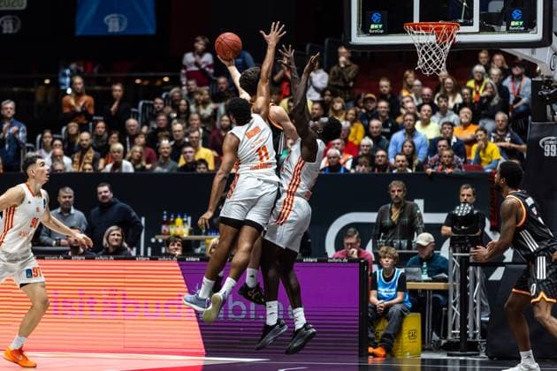 GER, BKT EuroCup, Saison 2025 2026, Niners Chemnitz - Ratiopharm Ulm. 29.10.2025, Messe, Chemnitz, GER, BKT EuroCup, Saison 2025 2026, Niners Chemnitz - Ratiopharm Ulm. Mark Smith (Ratiopharm Ulm, 13), Kostja Mushidi (Niners Chemnitz, 11), Amadou Sow (Niners Chemnitz, 12) Foto Alexander Trienitz Chemnitz Messe Sachsen Deutschland