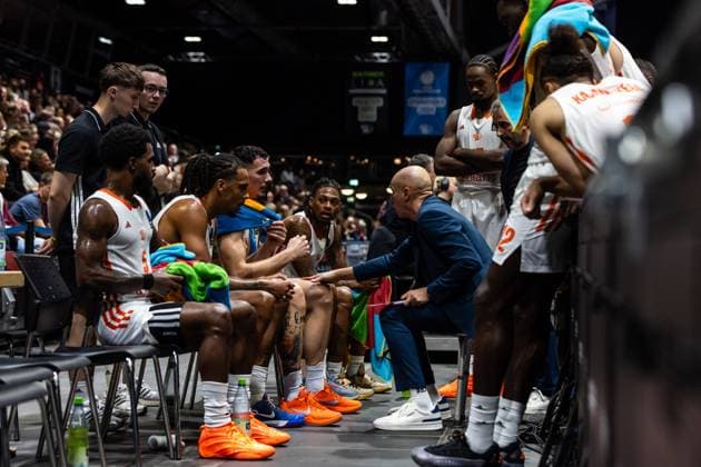 GER, BKT EuroCup, Saison 2025 2026, Niners Chemnitz - Ratiopharm Ulm. 29.10.2025, Messe, Chemnitz, GER, BKT EuroCup, Saison 2025 2026, Niners Chemnitz - Ratiopharm Ulm. Rodrigo Pastore (Head Coach), Niners Chemnitz spricht mit seinen Spielern Foto Alexander Trienitz Chemnitz Messe Sachsen Deutschland