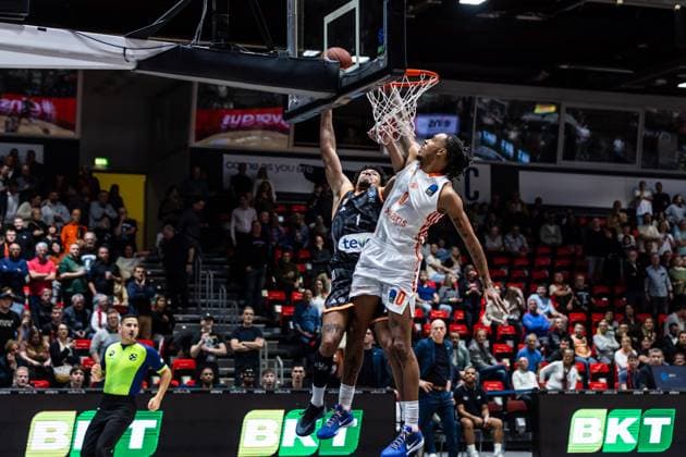 GER, BKT EuroCup, Saison 2025 2026, Niners Chemnitz - Ratiopharm Ulm. 29.10.2025, Messe, Chemnitz, GER, BKT EuroCup, Saison 2025 2026, Niners Chemnitz - Ratiopharm Ulm. Len Schoormann (Ratiopharm Ulm, 1), Kevin Yebo (Niners Chemnitz, 0) Foto Alexander Trienitz Chemnitz Messe Sachsen Deutschland