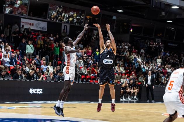 GER, BKT EuroCup, Saison 2025 2026, Niners Chemnitz - Ratiopharm Ulm. 29.10.2025, Messe, Chemnitz, GER, BKT EuroCup, Saison 2025 2026, Niners Chemnitz - Ratiopharm Ulm. Christopher Ledlum (Ratiopharm Ulm, 4), Amadou Sow (Niners Chemnitz, 12) Foto Alexander Trienitz Chemnitz Messe Sachsen Deutschland
