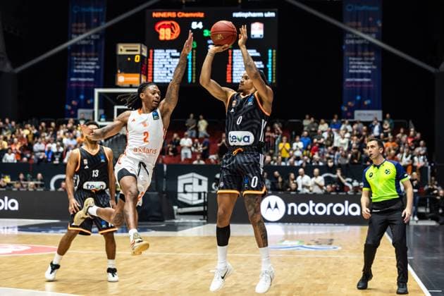 GER, BKT EuroCup, Saison 2025 2026, Niners Chemnitz - Ratiopharm Ulm. 29.10.2025, Messe, Chemnitz, GER, BKT EuroCup, Saison 2025 2026, Niners Chemnitz - Ratiopharm Ulm. Nelson Weidemann (Ratiopharm Ulm, 0), Nike Sibande (Niners Chemnitz, 2) Foto Alexander Trienitz Chemnitz Messe Sachsen Deutschland
