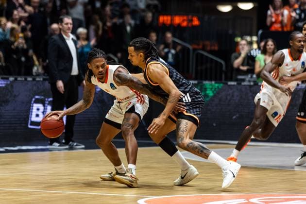 GER, BKT EuroCup, Saison 2025 2026, Niners Chemnitz - Ratiopharm Ulm. 29.10.2025, Messe, Chemnitz, GER, BKT EuroCup, Saison 2025 2026, Niners Chemnitz - Ratiopharm Ulm. Nike Sibande (Niners Chemnitz, 2), Nelson Weidemann (Ratiopharm Ulm, 0) Foto Alexander Trienitz Chemnitz Messe Sachsen Deutschland