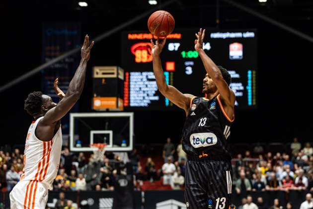 GER, BKT EuroCup, Saison 2025 2026, Niners Chemnitz - Ratiopharm Ulm. 29.10.2025, Messe, Chemnitz, GER, BKT EuroCup, Saison 2025 2026, Niners Chemnitz - Ratiopharm Ulm. Mark Smith (Ratiopharm Ulm, 13) Foto Alexander Trienitz Chemnitz Messe Sachsen Deutschland