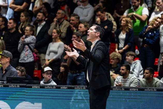 GER, BKT EuroCup, Saison 2025 2026, Niners Chemnitz - Ratiopharm Ulm. 29.10.2025, Messe, Chemnitz, GER, BKT EuroCup, Saison 2025 2026, Niners Chemnitz - Ratiopharm Ulm. Ty Harrelson (Head Coach), Ratiopharm Ulm Foto Alexander Trienitz Chemnitz Messe Sachsen Deutschland