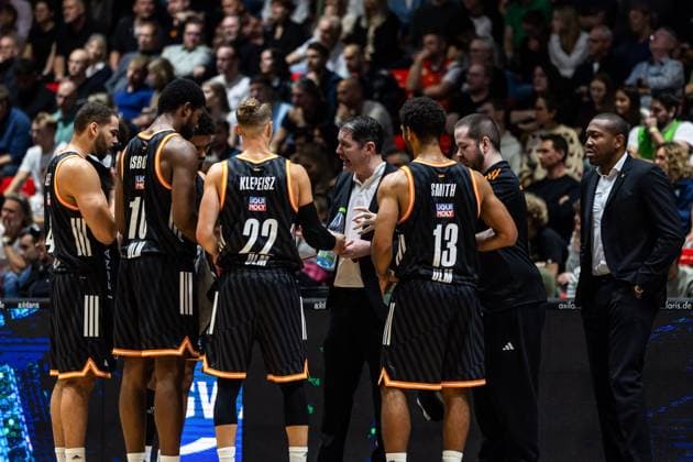 GER, BKT EuroCup, Saison 2025 2026, Niners Chemnitz - Ratiopharm Ulm. 29.10.2025, Messe, Chemnitz, GER, BKT EuroCup, Saison 2025 2026, Niners Chemnitz - Ratiopharm Ulm. Ty Harrelson (Head Coach), Ratiopharm Ulm spricht mit seinen Spielern Foto Alexander Trienitz Chemnitz Messe Sachsen Deutschland