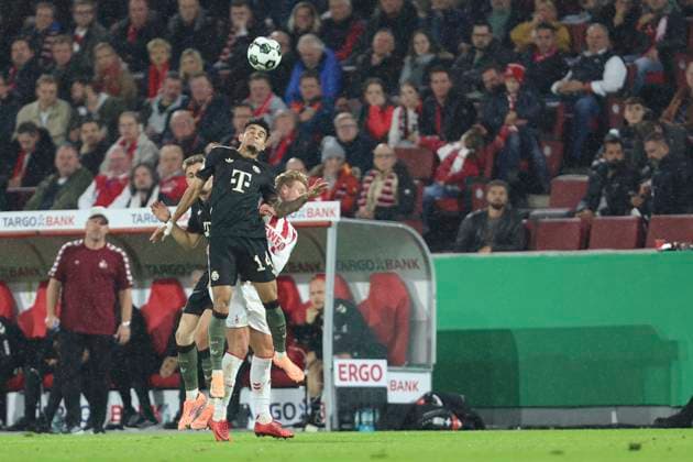 Josip Stanisic (FC Bayern München), Luis Diaz (FC Bayern München) und Sebastian Sebulonsen (1. FC Koeln) im Zweikampf waehrend des DFB-Pokal Spiels 1.FC Köln v FC Bayern München, RheinEnergieStadion am 29. October 2025 in Köln, Deutschland. (Foto von Oliver Kaelke DeFodi Images) +++ Josip Stanisic (FC Bayern München), Luis Diaz (FC Bayern München) und Sebastian Sebulonsen (1. FC Koeln) battle for the ball during the DFB-Pokal match between 1.FC Köln v FC Bayern München at RheinEnergieStadion on October 29, 2025 in Cologne, Germany. (Photo by Oliver Kaelke DeFodi Images) (Photo by Oliver Kaelke DeFodi Images) Josip Stanisic FC Bayern München , Luis Diaz FC Bayern München and Sebastian Sebulonsen 1 FC Koeln battle for the ball during the DFB Pokal match between 1 FC Köln v FC Bayern München at RheinEnergieStadion on October 29, 2025 in Cologne, Germany Photo by Oliver Kaelke DeFodi Images Josip Stanisic FC Bayern München , Luis Diaz FC Bayern München and Sebastian Sebulonsen 1 FC Koeln battle for the ball during the DFB Pokal match between 1 FC Köln v FC Bayern München at RheinEnergieStadion on October 29, 2025 in Cologne, Germany Photo by Oliver Kaelke DeFodi Images Photo by Oliver Kaelke DeFodi Images