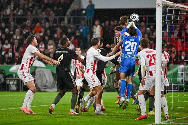 Harry Kane (FC Bayern München, 09) macht das Tor zum 1:3, GER, 1. FC Köln vs FC Bayern München, Fussball, DFB Pokal, 2. Runde, Saison 2025 2026, 29.10.2025. DFB regulations prohibit any use of photographs as image sequences and or quasi-video GER, 1. FC Köln vs FC Bayern München, Fussball, DFB Pokal, 2. Runde, Saison 2025 2026, 29.10.2025. Köln Copyright: xEibner-Pressefoto FlorianxWiegandx EP_FWD