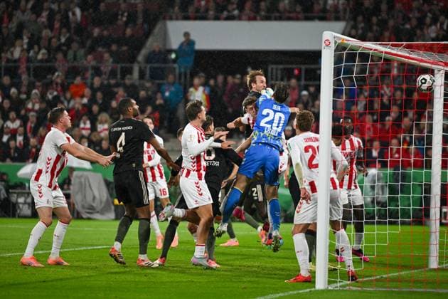 Harry Kane (FC Bayern München, 09) macht das Tor zum 1:3, GER, 1. FC Köln vs FC Bayern München, Fussball, DFB Pokal, 2. Runde, Saison 2025 2026, 29.10.2025. DFB regulations prohibit any use of photographs as image sequences and or quasi-video GER, 1. FC Köln vs FC Bayern München, Fussball, DFB Pokal, 2. Runde, Saison 2025 2026, 29.10.2025. Köln Copyright: xEibner-Pressefoto FlorianxWiegandx EP_FWD