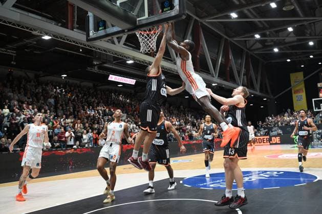 Tyron Brewer (NINERS Chemnitz) Mitte, Christopher Ledlum (ratiopharm ulm) li. und Mark Smith (ratiopharm ulm) re. GER, NINERS Chemnitz vs. ratiopharm ulm, Basketball, BKT EuroCup, 5. Spieltag, Saison 2025 2026, 29.10.2025 GER, NINERS Chemnitz vs. ratiopharm ulm, Basketball, BKT EuroCup, 5. Spieltag, Saison 2025 2026, 29.10.2025 Chemnitz Copyright: xEibner-Pressefoto BertxHarzerx EP_BHR