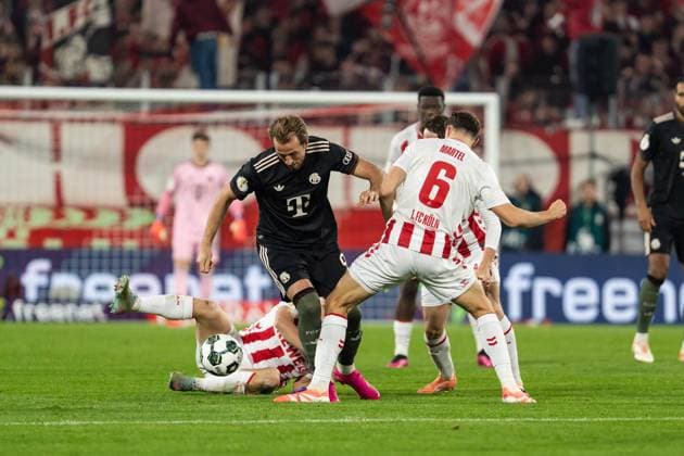 GER, DFB-Pokal 2. Runde, 1. FC Köln vs FC Bayern München Muenchen 29.10.2025, RheinEnergieSTADION, Köln, GER, DFB-Pokal 2. Runde, 1. FC Köln vs FC Bayern München Muenchen im Bild: Zweikampf zwischen Harry Kane (FC Bayern München Muenchen, 9) Eric Martel (1. FC Köln Koeln, 6) Kristoffer Lund (1. FC Köln Koeln, 32)