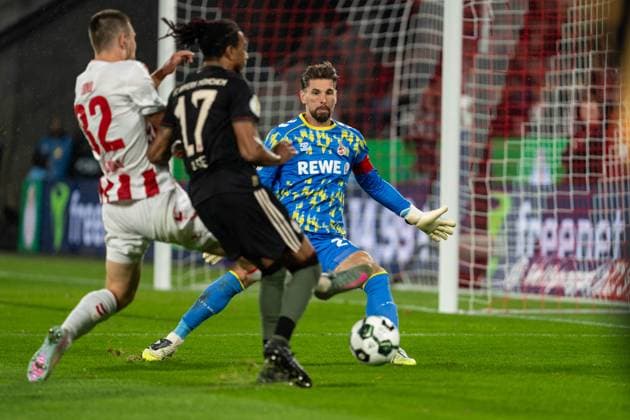 GER, DFB-Pokal 2. Runde, 1. FC Köln vs FC Bayern München Muenchen 29.10.2025, RheinEnergieSTADION, Köln, GER, DFB-Pokal 2. Runde, 1. FC Köln vs FC Bayern München Muenchen im Bild: Zweikampf zwischen Ron-Robert Zieler (1. FC Köln Koeln, 20) und Michael Olise (FC Bayern München Muenchen, 17) Kristoffer Lund (1. FC Köln Koeln, 32)