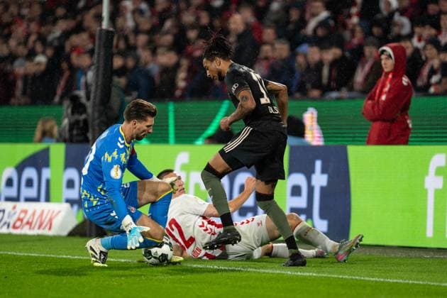 GER, DFB-Pokal 2. Runde, 1. FC Köln vs FC Bayern München Muenchen 29.10.2025, RheinEnergieSTADION, Köln, GER, DFB-Pokal 2. Runde, 1. FC Köln vs FC Bayern München Muenchen im Bild: Zweikampf zwischen Ron-Robert Zieler (1. FC Köln Koeln, 20) und Michael Olise (FC Bayern München Muenchen, 17) Kristoffer Lund (1. FC Köln Koeln, 32)