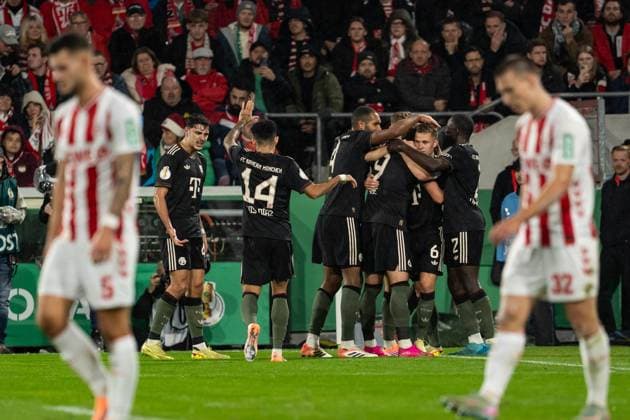 GER, DFB-Pokal 2. Runde, 1. FC Köln vs FC Bayern München Muenchen 29.10.2025, RheinEnergieSTADION, Köln, GER, DFB-Pokal 2. Runde, 1. FC Köln vs FC Bayern München Muenchen im Bild: Torjubel Jubel ueber das Tor zum 1:3 durch Harry Kane (FC Bayern München Muenchen, 9) Jonathan Tah (FC Bayern München Muenchen, 4) Josip StaniÅ¡ić Stanisic (FC Bayern München Muenchen, 44) Dayot Upamecano (FC Bayern München Muenchen, 2) Joshua Kimmich (FC Bayern München Muenchen, 6) Im Vordergrund Tom Krauß (1. FC Köln Koeln, 5) und Kristoffer Lund (1. FC Köln Koeln, 32) Gestik, Mimik, Emotionen