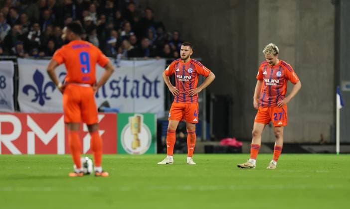 29.10.2025, xdcx, Fussball DFB-Pokal 2. Runde, SV Darmstadt 98 - FC Schalke 04, emonline, emspor, despor, v.l., Moussa Sylla (FC Schalke 04), Hasan Kurucay (FC Schalke 04), Finn Porath (FC Schalke 04) enttaeuscht, enttaeuscht schauend, dissapointed, traurig, frustiert, frust, gefrustet DFL DFB REGULATIONS PROHIBIT ANY USE OF PHOTOGRAPHS AS IMAGE SEQUENCES AND OR QUASI-VIDEO. Copyright: HMBxMedia Claus