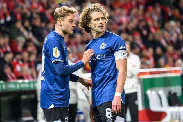 im Bild v.l.: Tim Handwerker (Arminia Bielefeld, 29), Mael Corboz (Arminia Bielefeld, 06), vor dem Freistoss, GER, Berlin, 1. FC Union Berlin vs. Arminia Bielefeld - (DFB Pokal), Bundesliga, Fussball, DFB, Spielzeit 2025 2026, Alte Foersterei, DFB DFL REGULATIONS PROHIBIT ANY USE OF PHOTOGRAPHS AS IMAGE SEQUENCES AND OR QUASI-VIDEO, 29.10.25, Copyright: HMBxMedia UwexKoch