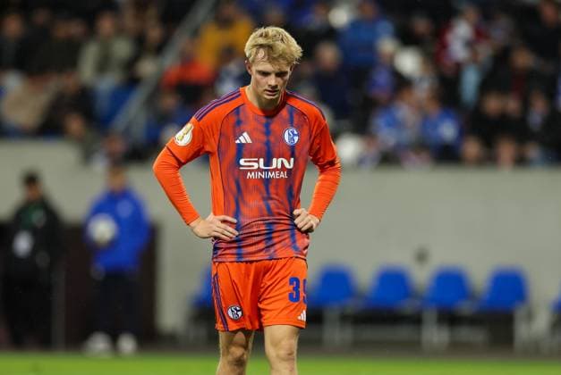 29.10.2025, xdcx, Fussball DFB-Pokal 2. Runde, SV Darmstadt 98 - FC Schalke 04, emonline, emspor, despor, v.l., Peter Remmert (FC Schalke 04) enttaeuscht, enttaeuscht schauend, dissapointed, traurig, frustiert, frust, gefrustet DFL DFB REGULATIONS PROHIBIT ANY USE OF PHOTOGRAPHS AS IMAGE SEQUENCES AND OR QUASI-VIDEO. Copyright: HMBxMedia Claus