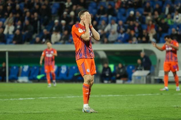 29.10.2025, xdcx, Fussball DFB-Pokal 2. Runde, SV Darmstadt 98 - FC Schalke 04, emonline, emspor, despor, v.l., Janik Bachmann (FC Schalke 04) enttaeuscht, enttaeuscht schauend, dissapointed, traurig, frustiert, frust, gefrustet DFL DFB REGULATIONS PROHIBIT ANY USE OF PHOTOGRAPHS AS IMAGE SEQUENCES AND OR QUASI-VIDEO. Copyright: HMBxMedia Claus