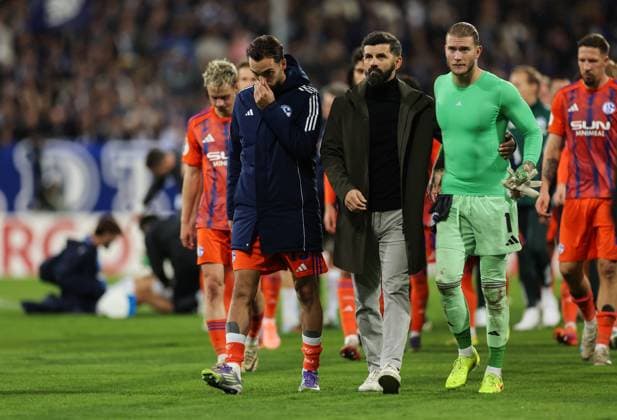 29.10.2025, xdcx, Fussball DFB-Pokal 2. Runde, SV Darmstadt 98 - FC Schalke 04, emonline, emspor, despor, v.l., Kenan Karaman (FC Schalke 04), Trainer Miron Muslic (FC Schalke 04), Loris Karius (FC Schalke 04) enttaeuscht, enttaeuscht schauend, dissapointed, traurig, frustiert, frust, gefrustet DFL DFB REGULATIONS PROHIBIT ANY USE OF PHOTOGRAPHS AS IMAGE SEQUENCES AND OR QUASI-VIDEO. Copyright: HMBxMedia Claus
